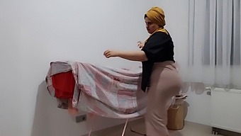 Äitipuoleni Herkullinen Takapuoli Saa Minut Kovaksi