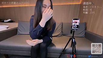 Голямо Дупе Маце Пръска, Докато Говори Мръсотии По Телефона