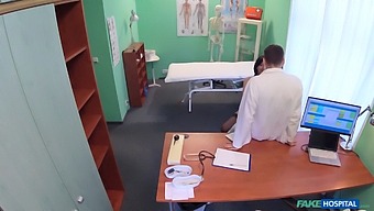 Vicky Love Hat Eine Geheime Affäre Mit Ihrem Schwarzen Arzt In Einem Gefälschten Krankenhaus-Set.